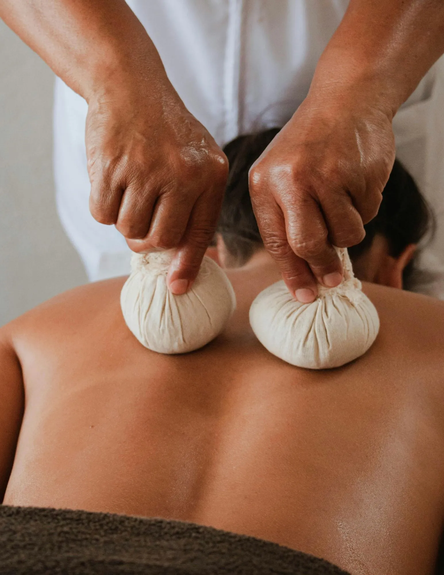 Ayurvedic herbal massage therapy at Retreat Inn Kerala – traditional wellness treatment for healing and relaxation